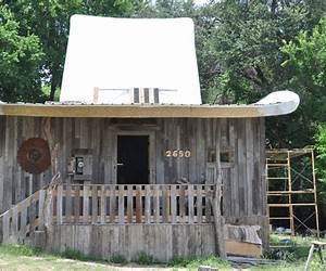 A Hat for House: One Storm, Many Helpers A Hat for House: One Storm, Many Helpers
