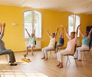 CHAIR YOGA FOR SENIORS: Regain Independence, Improve Your Mobility, and Lose Weight in Just 10 Minutes a Day with 50+ Illustrated Exercises and the 28 Days Challenge [SECOND EDITION]