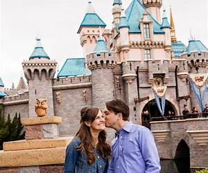 Kisses and Castles: A YA Vacation Romance (Summer Expectations)