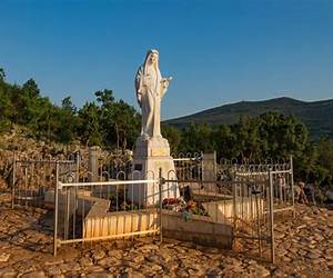 MEDJUGORJE: The Queen of Peace and Her Messages to the World: Includes interviews with visionaries, pilgrims' testimonies, miracles, and the Virgin Mary's final messages MEDJUGORJE: The Queen of Peace and Her Messages to the World: Includes interviews with visionaries, pilgrims' testimonies, miracles, and the Virgin Mary's final messages