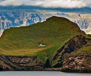 The Loneliest House in the World: A Girl Who Moved to Iceland / Inspired by Real Stories of Foreign Children Making a Move (Y.G. Esjan Books)